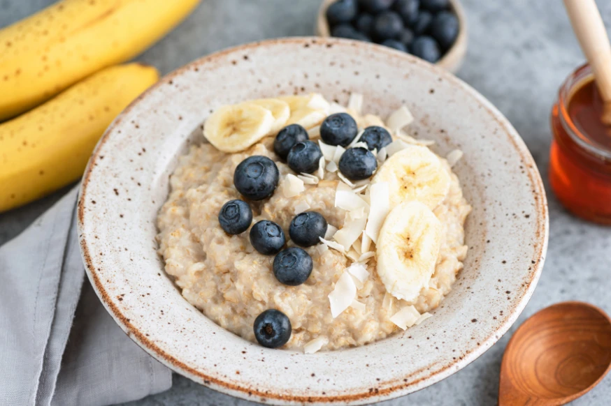 Outs with blueberries, banana slices and coconut shavings